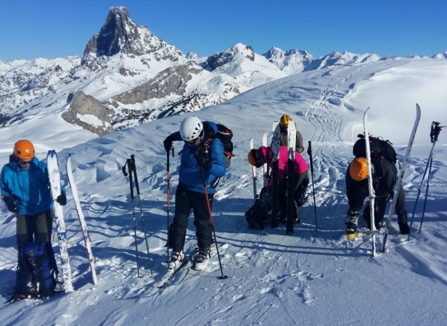  Skieurs préparant leur matériel 